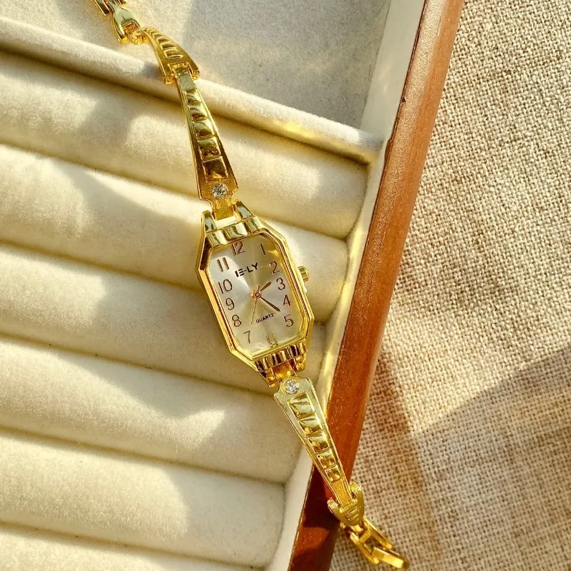 Nuovo orologio da donna con quadrante piccolo al quarzo di lusso retrò da donna con cinturino in acciaio inossidabile color oro elegante di alta qualità