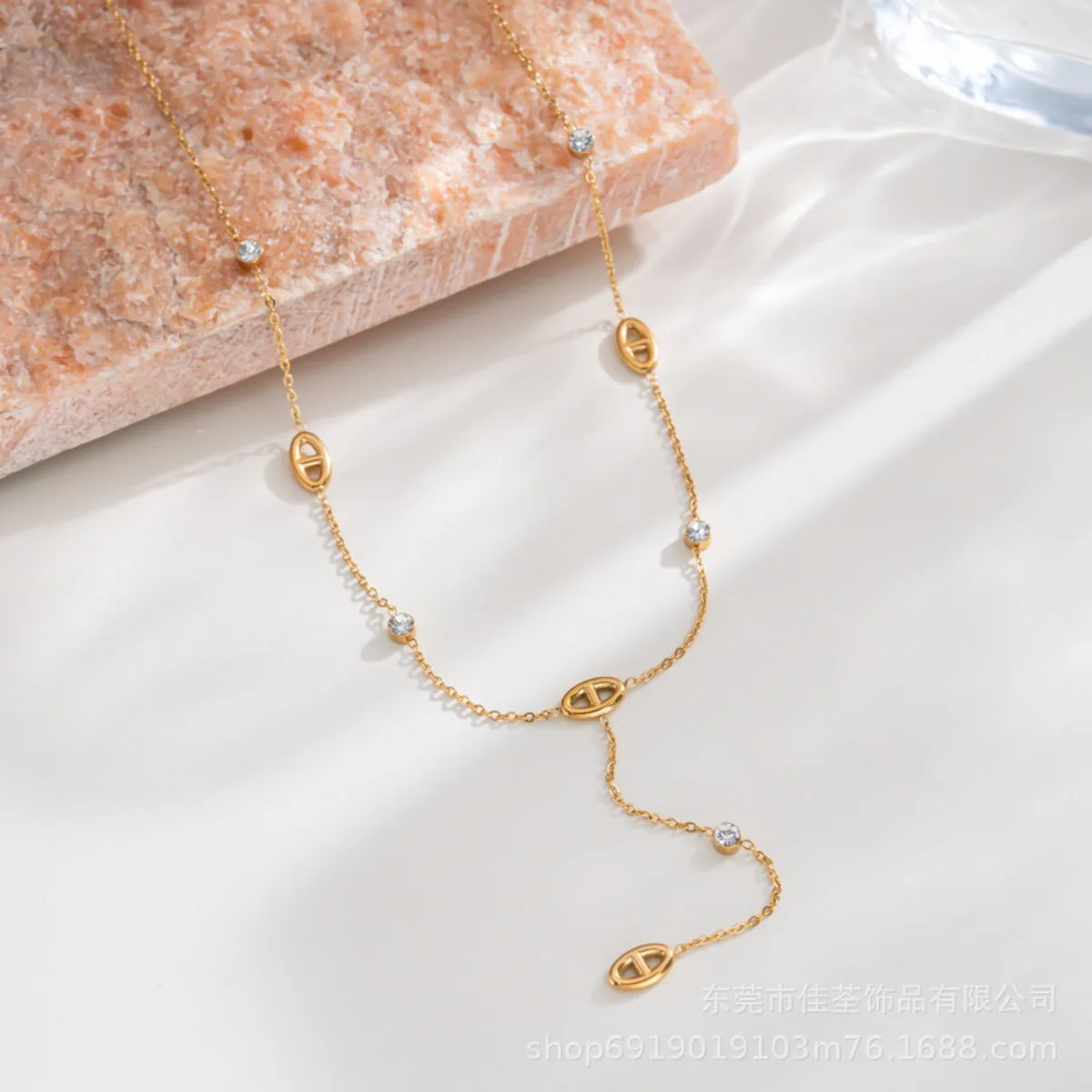 Französischer Minimalistischer Halskette im Pig-Nose-Stil mit Weißem Zirkon, Edelstahl-Damenschmuck, Elegante Collier-Kette – Detail 4