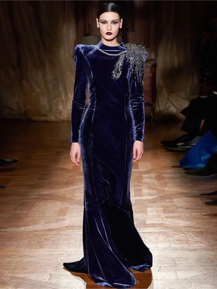 สไตล์โอต์กูตูร์ใหม่มีความหรูหราและสง่างามพร้อมชุดเดรสหางปลายาวสําหรับพิธีกร