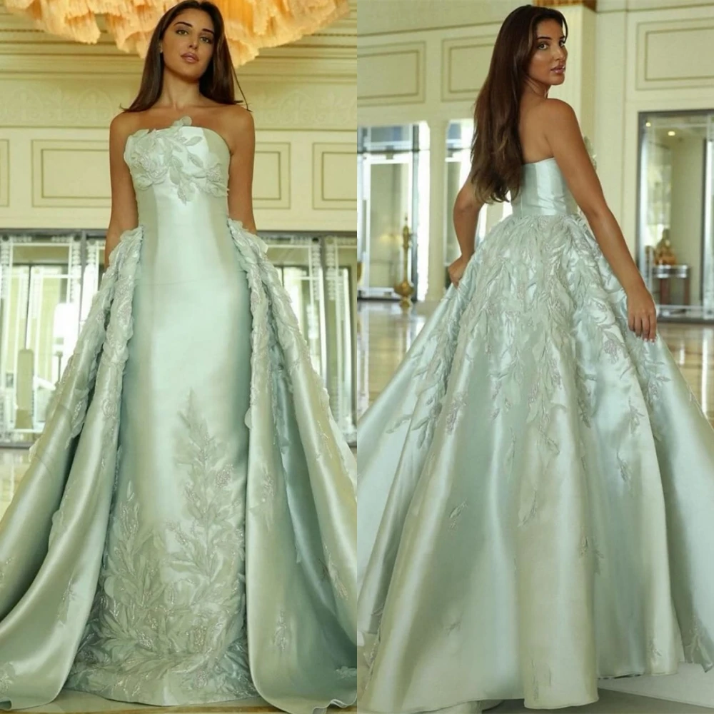 Op maat gemaakte prachtige strapless avondjurk en klassieke satijnen feestjurken en temperamentapplicaties Jurken voor speciale gelegenheden