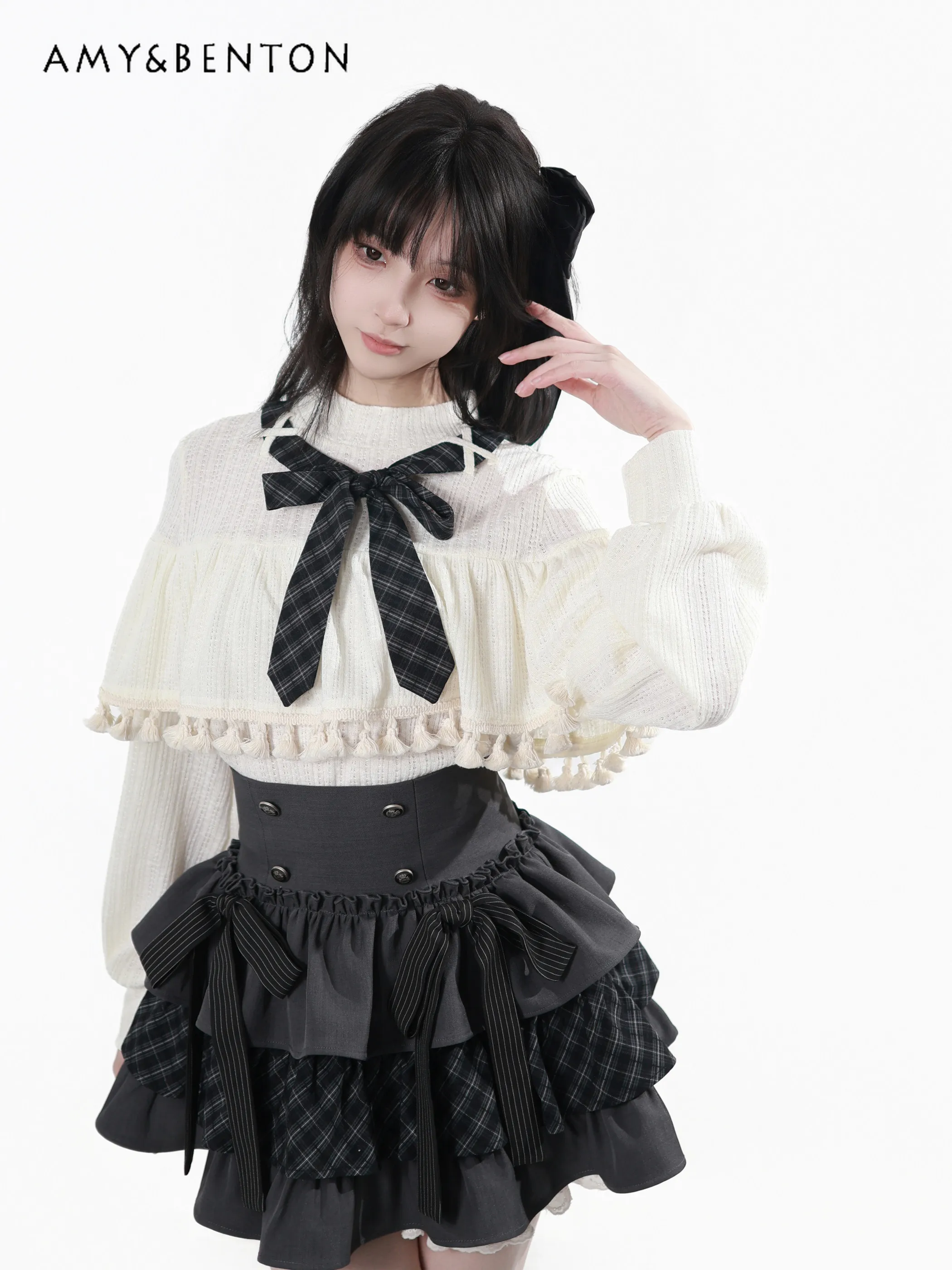 

Новый весенний комплект для девочек: милый топ с рюшами, воротником-стойкой и рукавами-фонариками, а также пышная юбка в клетку с завышенной талией.