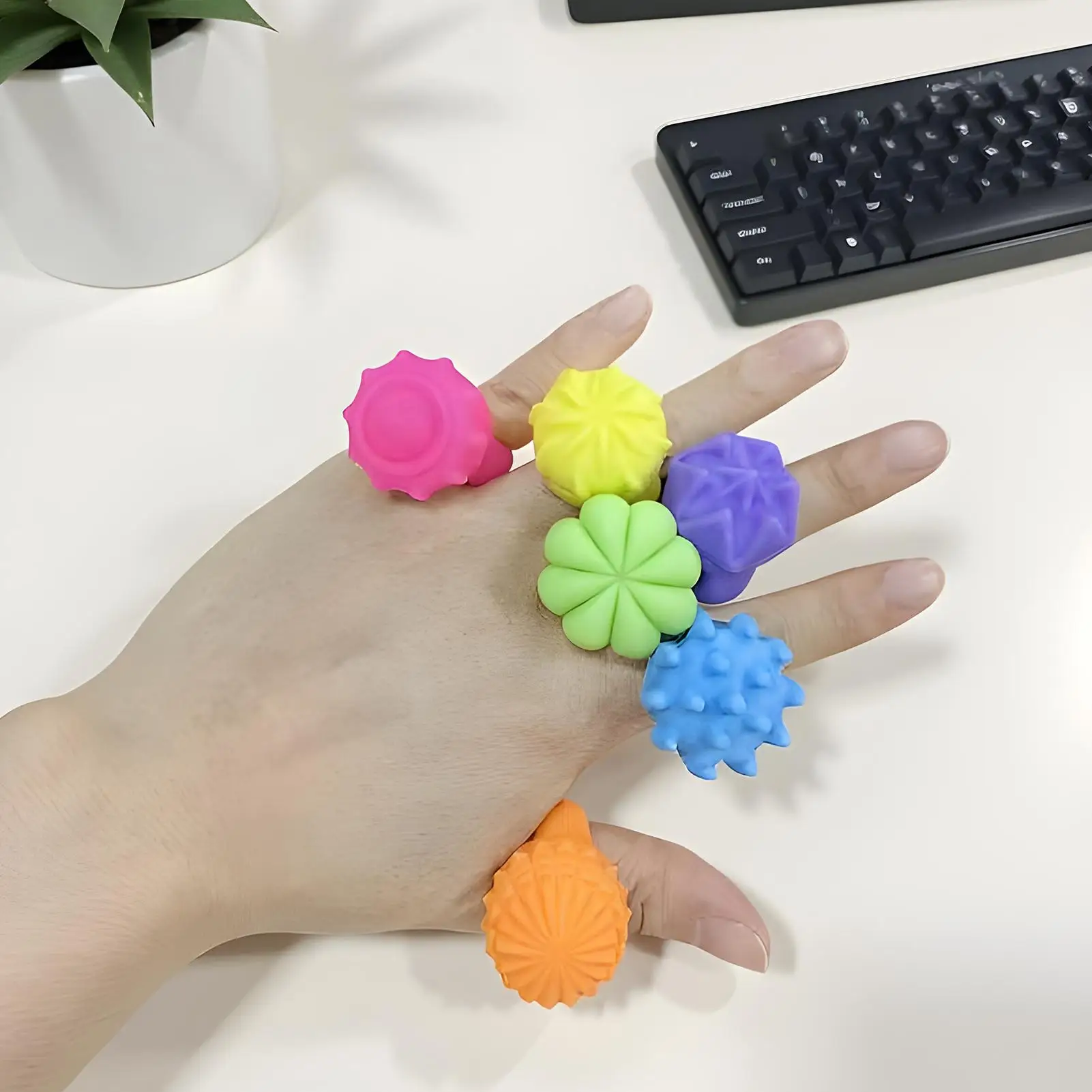 แหวนฟิดเจ็ต 12 ชิ้น แหวนหมุนคลายเครียด ของเล่นซิลิโคนสำหรับเด็กและผู้ใหญ่ เล่นได้ทั้งในห้องเรียน โรงเรียน บ้าน และระหว่างเดินทาง ช่วยผ่อนคลาย