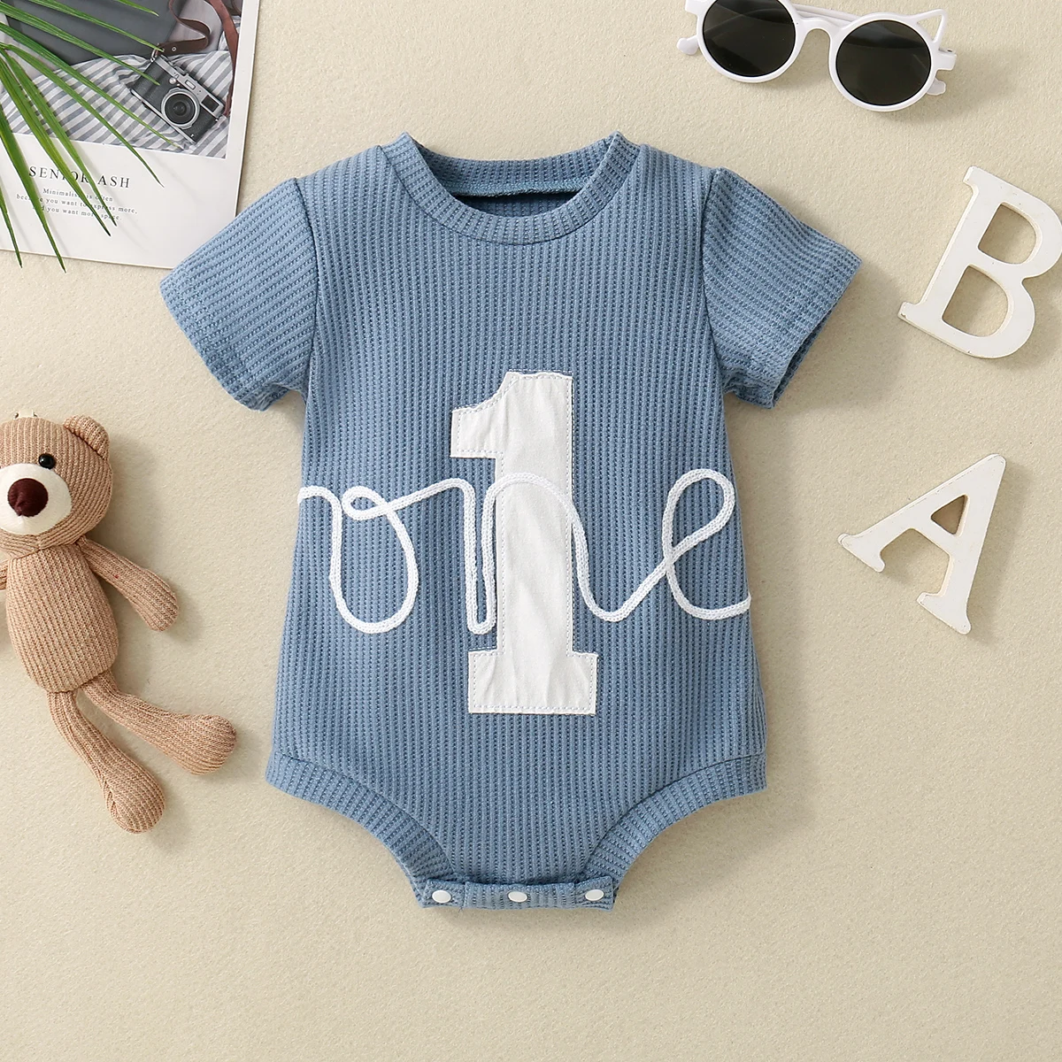 Baby Clothing Neutral - Pagliaccetto a triangolo ricamato a maniche