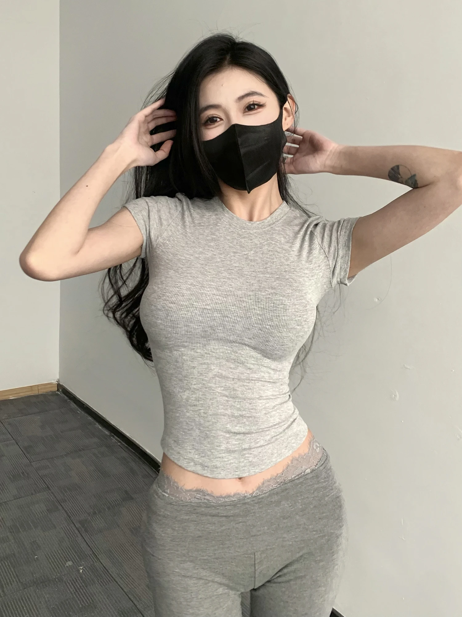 تي شيرت نسائي بأكمام قصيرة ملولبة ورقبة مستديرة ، نمط نحيف ، بلوزة رغبة نقية ، الربيع والصيف ، نسخة كورية جديدة ، D350