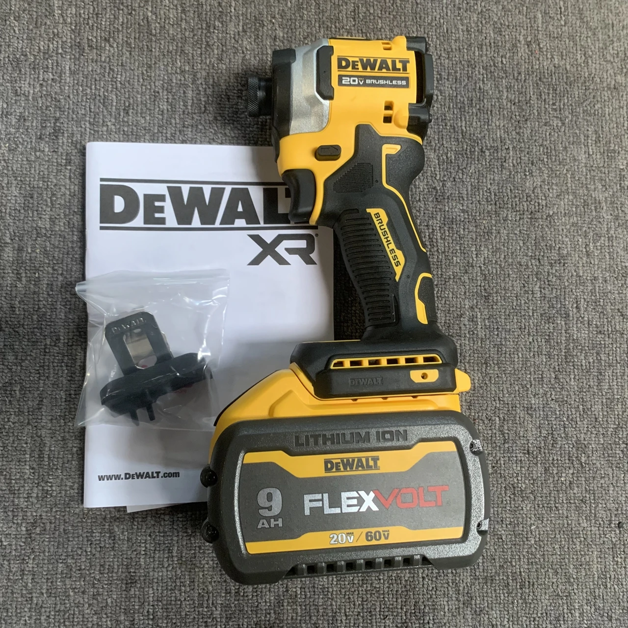 

Новый беспроводной бесщеточный компактный ударный двигатель DeWalt DCF850B 20 в с батареей 1/4 Ач