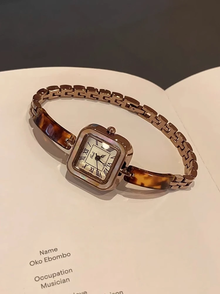 ساعة نسائية فاخرة خفيفة 2025 موضة جديدة راقية وساعة نسائية بسيطة ورائعة بسوار صغير