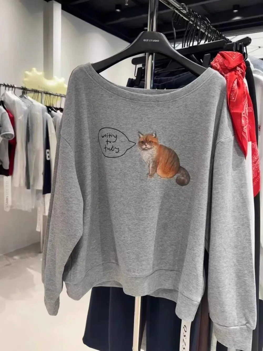 

Свободный свитшот с длинными рукавами и принтом, с открытыми плечами и боковым воротником, женский, осенний, удобный, в корейском стиле, уличная одежда