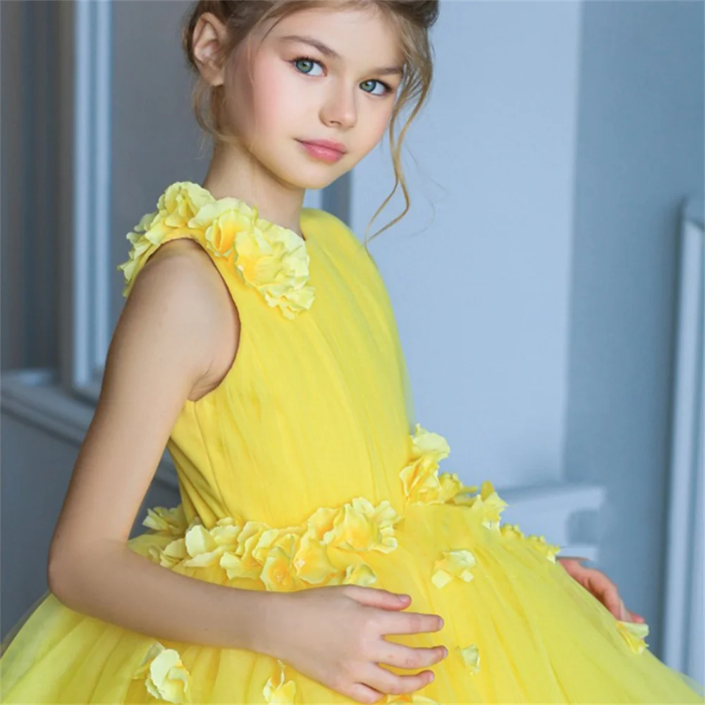 Tulle bordeaux gonfio con fiori e petali abiti da ragazza di fiori senza maniche per abiti da prima comunione per la festa di compleanno di nozze