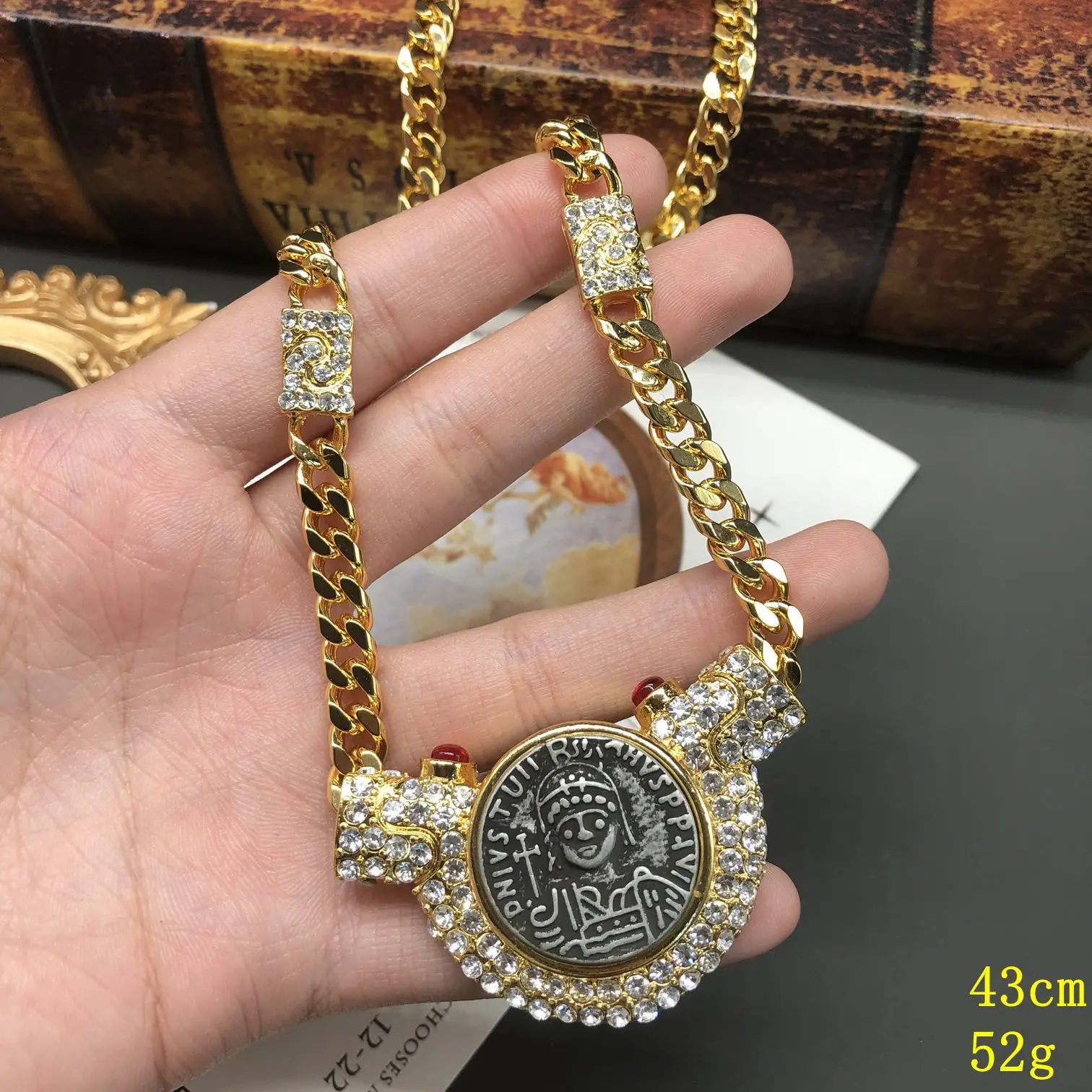 Vintage Round Avatar Pendant Necklace Electroplated Real Gold Niche Clavicle Chain Jewelry Banquets Birthday Gifts for Women
