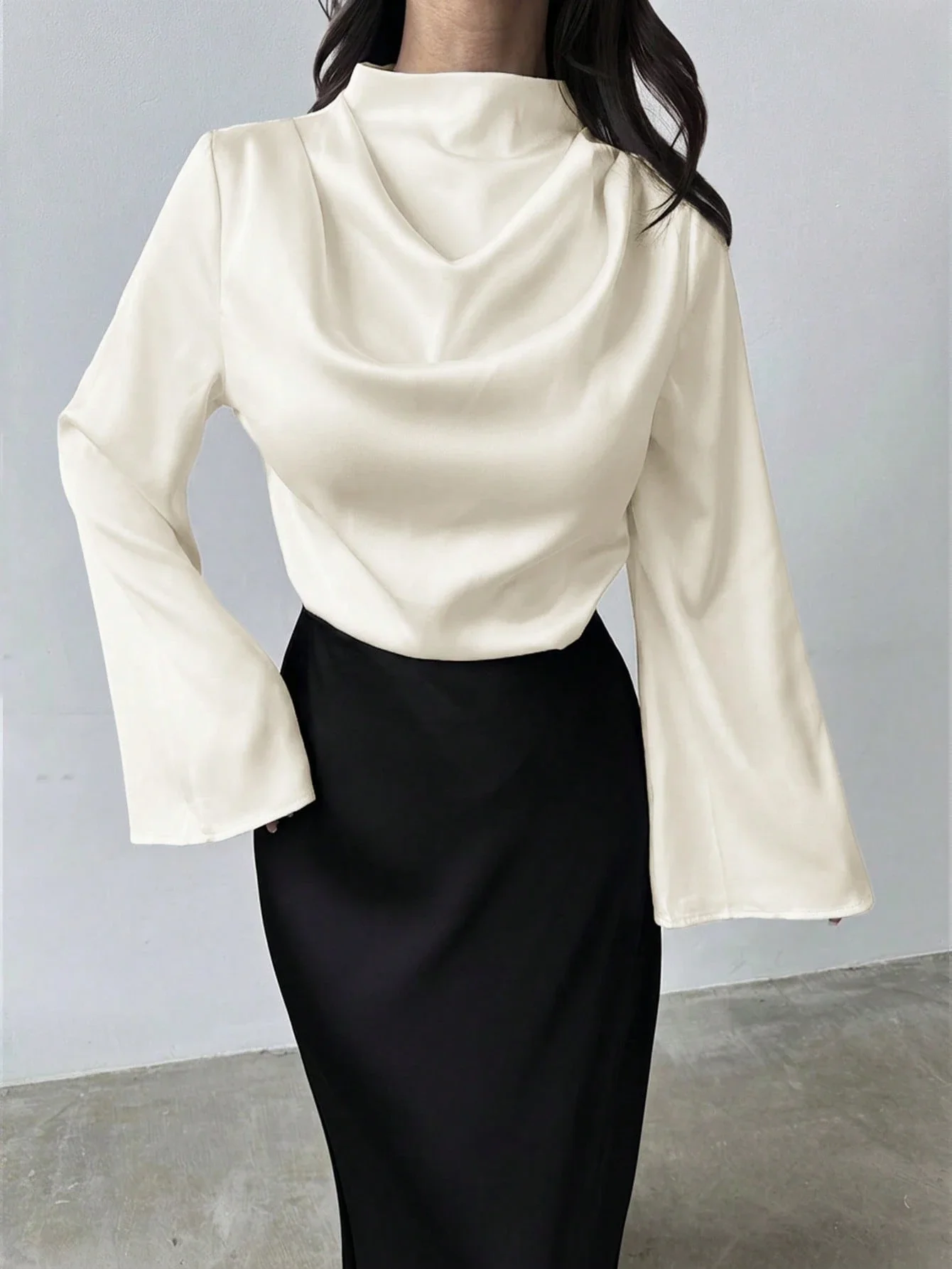 

Элегантная блузка с воротником-хомутом и рукавами-колокол из искусственного шелкового атласа для офиса