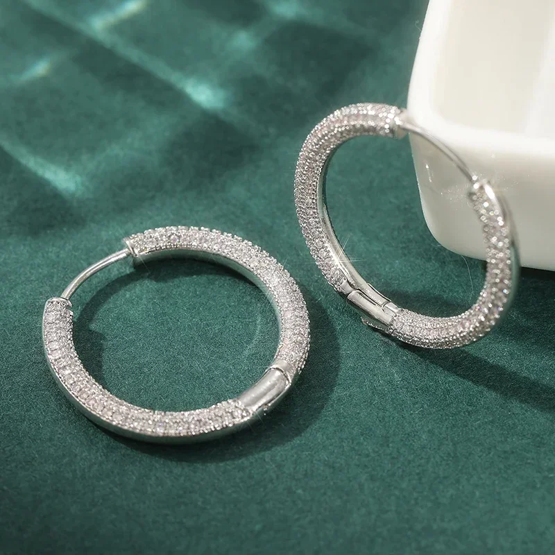 Luxuriöse Kreolen mit Zirkonia-Inlay für Damen, zarte gold-/silberfarbene Party- und Bankett-Ohrringe, charmanter Schmuck. – Detail 7