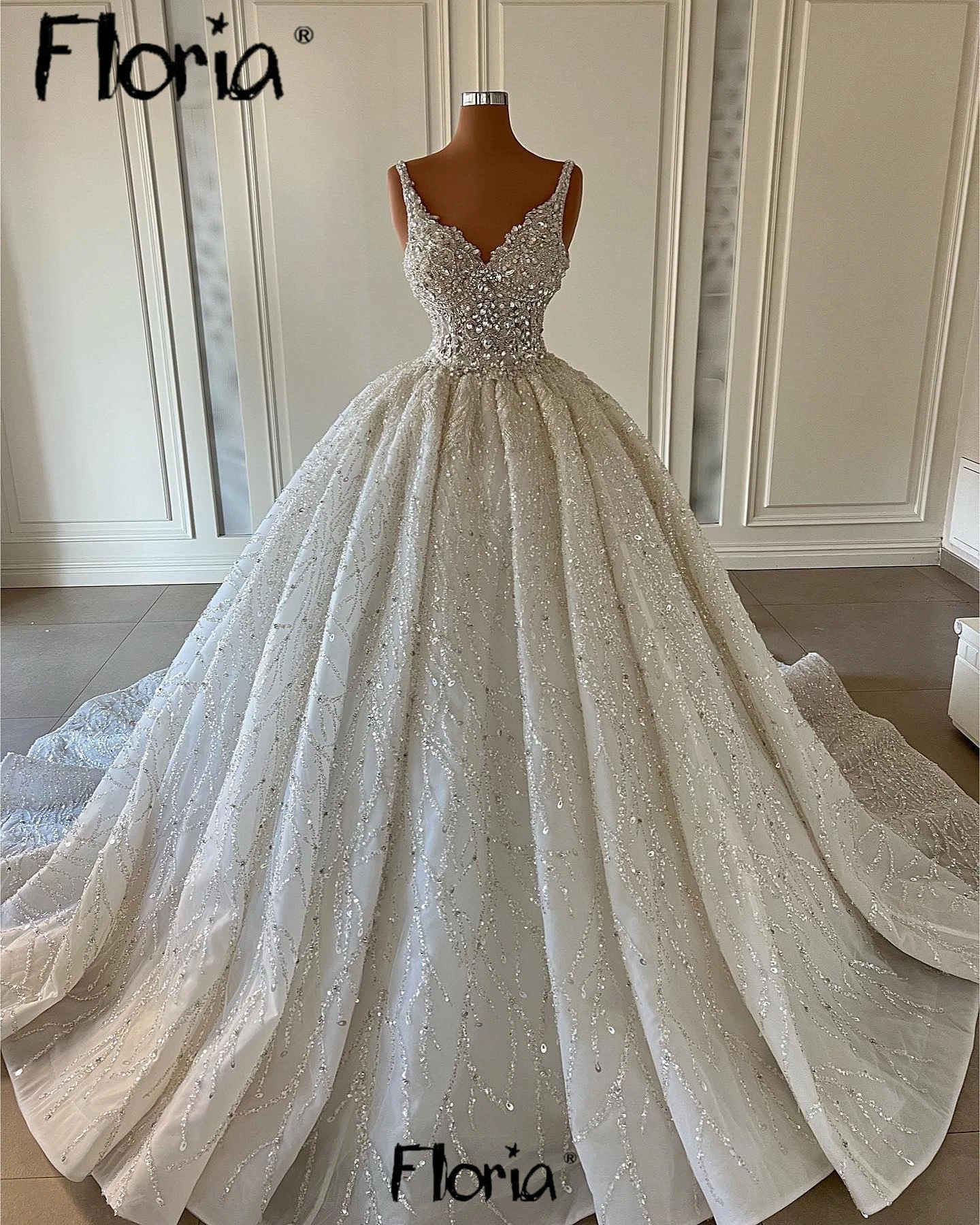 High Quality V Neck Sleeveless Ball Gown Bridal Dress Dubai Customized Luxury Beaded Crystals Wedding Gonws Engagement Dress