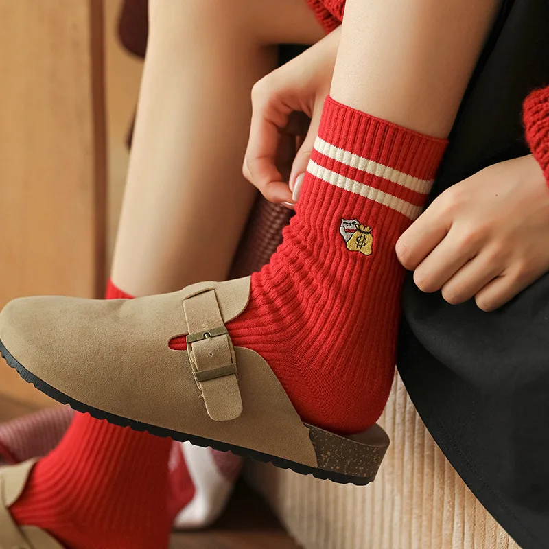 2 أزواج من 2026 السنة الجديدة جوارب قطنية الكرتون لطيف منتصف جوارب أنبوبية يشير إلى السعادة الحظ البساطة مخطط الجوارب غير رسمية