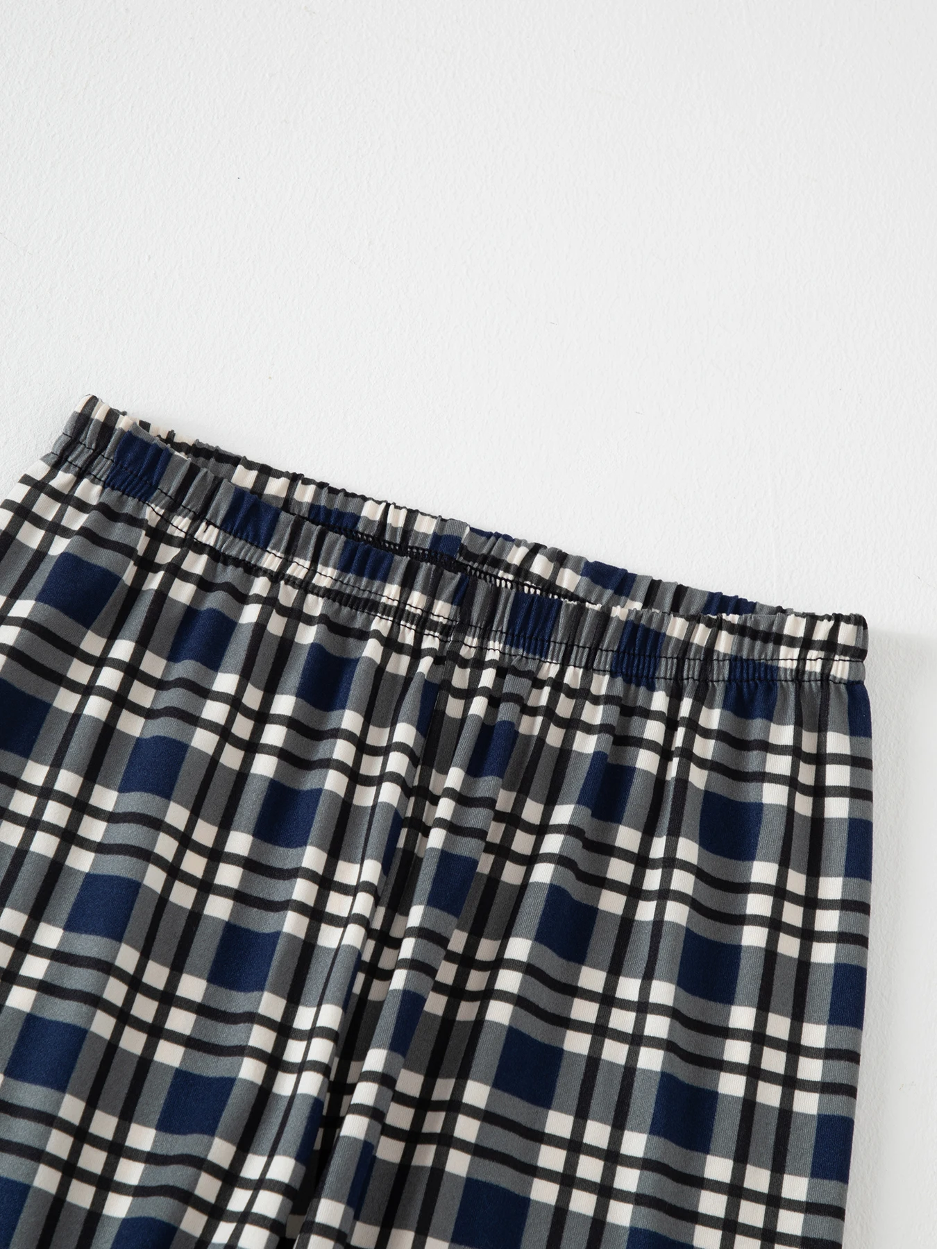 3-teiliges Set mit mehrfarbigen, karierten Kinderhosen für Jungen und Mädchen, bequeme und vielseitige Schlafbekleidung für zu Hause – Detail 11