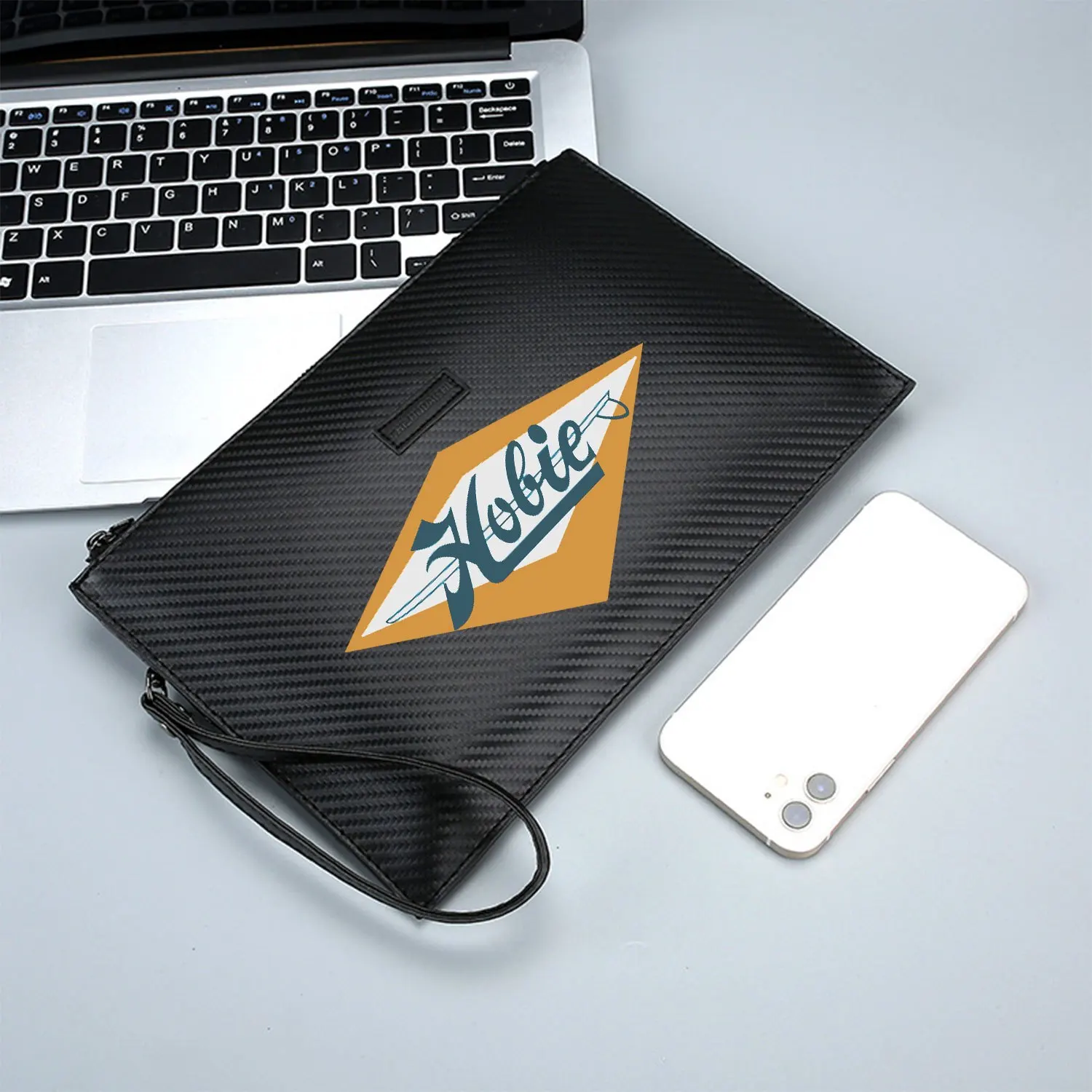 Изображение водой в форме текстового логотипа. Элегантная мужская сумка из искусственной кожи с принтом. Модная и практичная для повседневной носки.