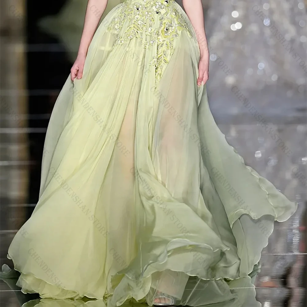 Neckholder-Abendkleid mit V-Ausschnitt, Spitzenapplikation und Perlen, Chiffon, plissiert, hellgelb, rückenfrei, Ballkleider