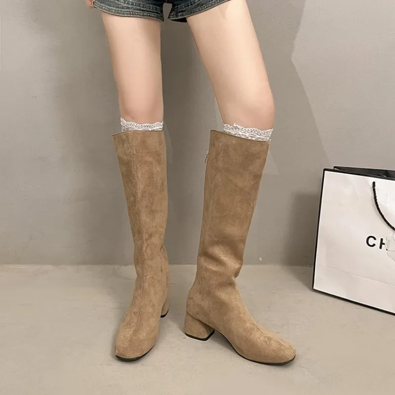 Herbst/Winter Damen-Stiefel mit Rundem Zeh und Dicker Sohle - Elastisch - Rückseitiger Reißverschluss - Samt-Finish - Bequem und Warm - Absatz ist Übergroß – Detail 5