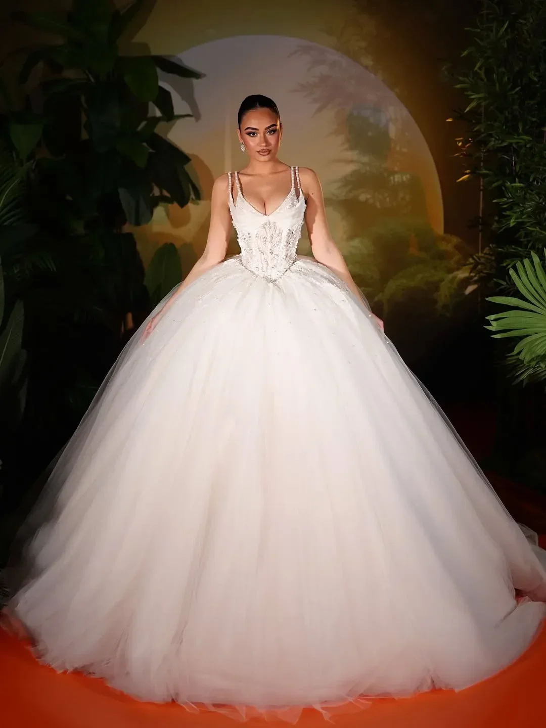 Customized Ball Gown Wedding Dress Sweetheart Neck Spaghetti Straps Sleeveless Bridal Gowns Pearls Sequins Sweep Train Dresses