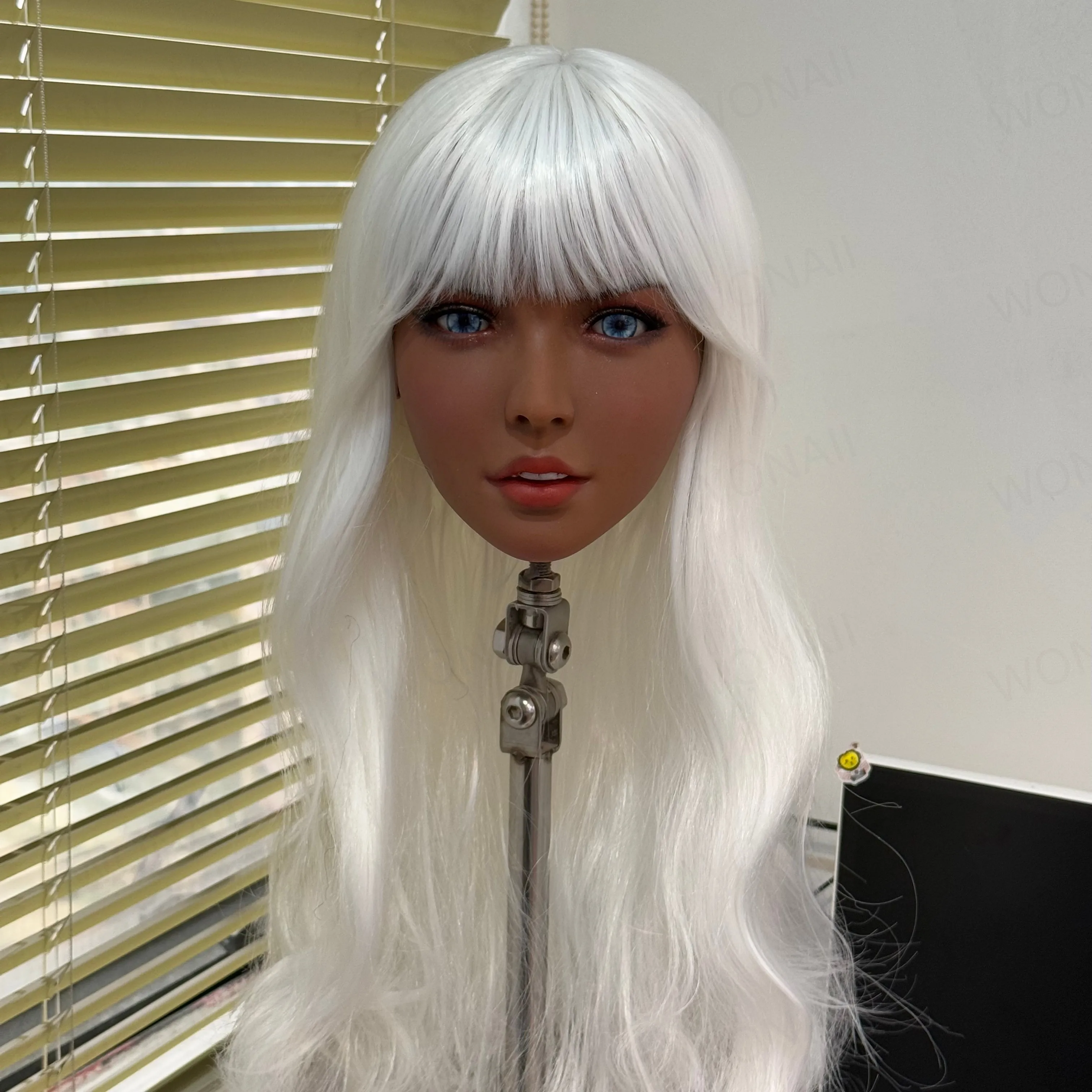 

Makeup practice for European and American women with real body types, brown skin, wearing white wigs and blue eyes (including wi