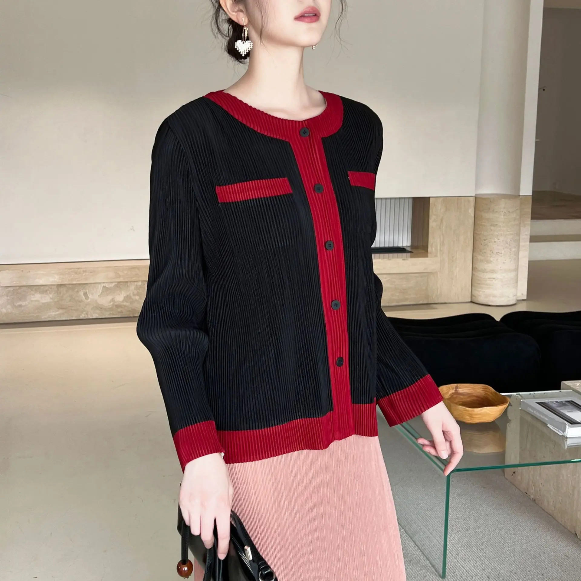 Miyake Pieghettato 2026 Autunno e Primavera Nuovo High-end Pieghettato Moda Colorblocking Casual Allentato Peplo Camicetta Giacca A Pieghe