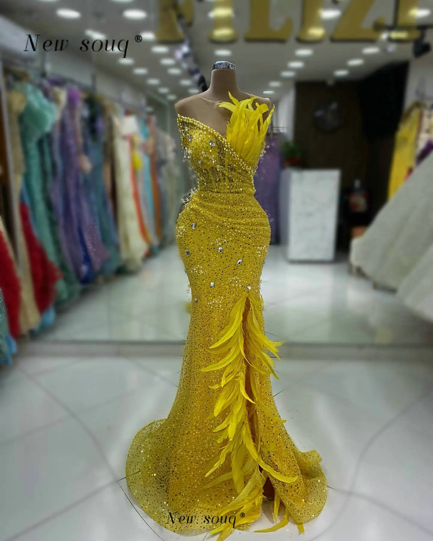 فساتين سهرة حورية البحر طويلة من الريش الأصفر مع شق 2024 لؤلؤ مطرز بدون أكمام مشد قطعة العاج للحفلات الراقصة رداء حفلات