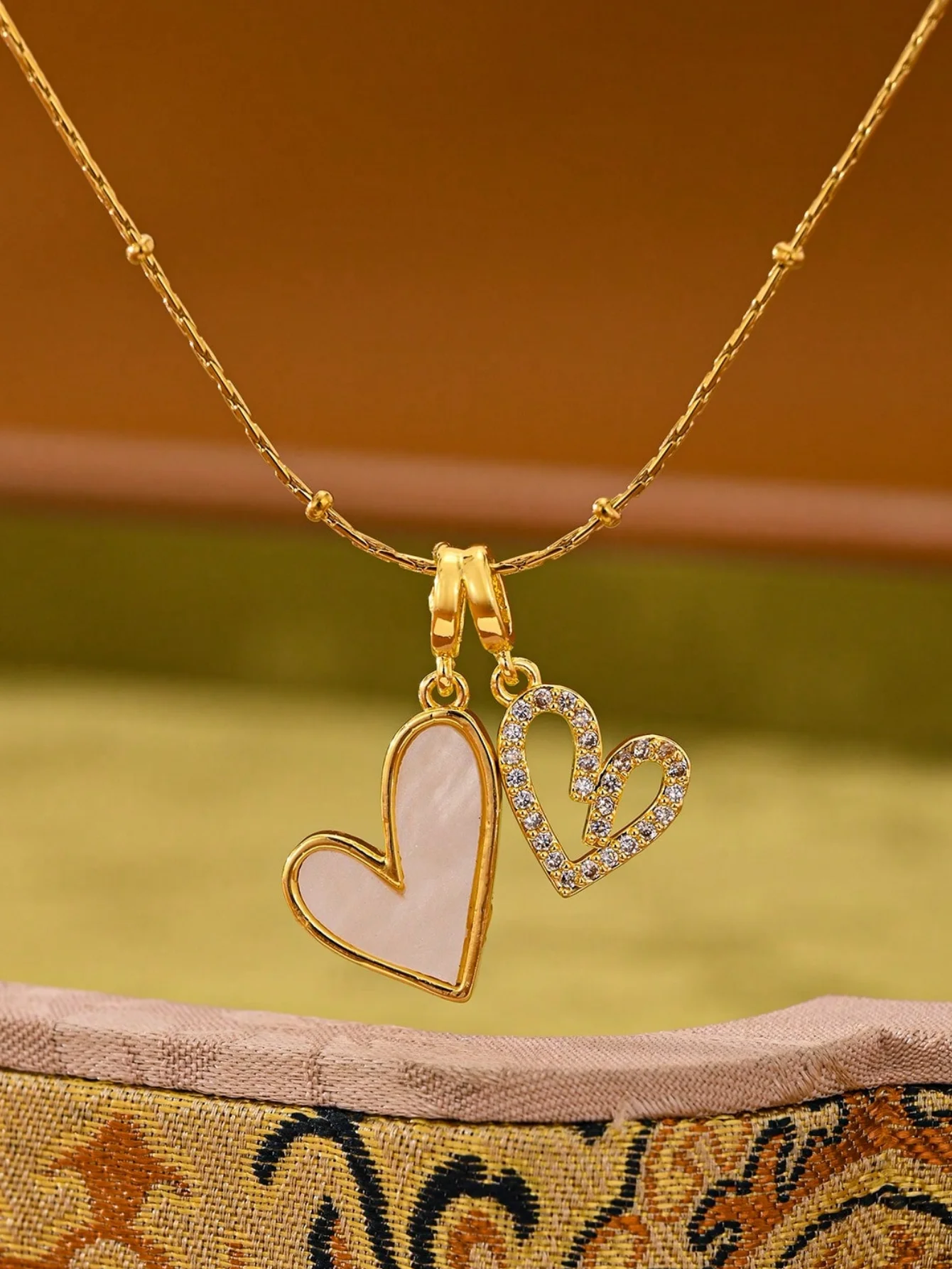 1 Stück hohle, doppellagige, herzförmige Kupfer-Anhänger-Halskette mit Strass, mit leicht luxuriösem und elegantem Design, vielseitig einsetzbar für den täglichen Gebrauch von Frauen, für Partys und