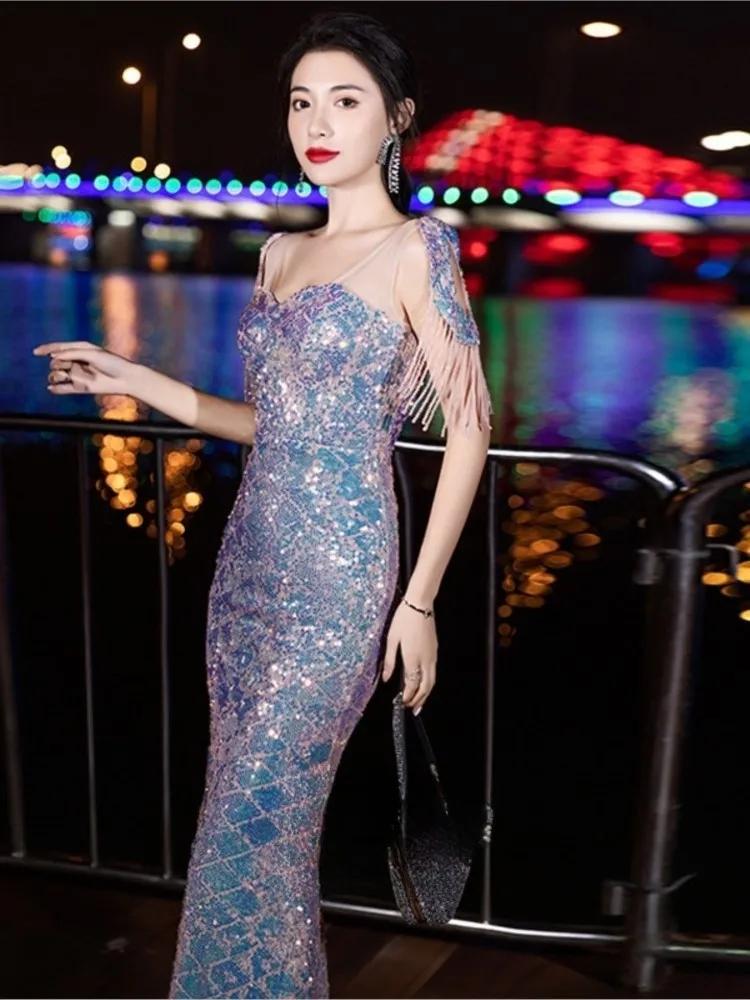 

A new luxurious and fitted sequined dress with fishtail style for banquets
