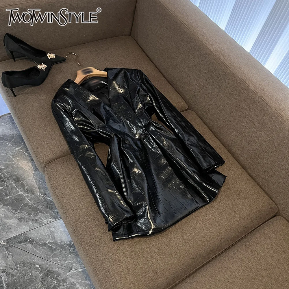 

TWOTWINSTYLE Design Sense кожаные куртки для женщин с v-образным вырезом и длинными рукавами, темпераментная куртка на пуговицах, женская новинка KJA547169