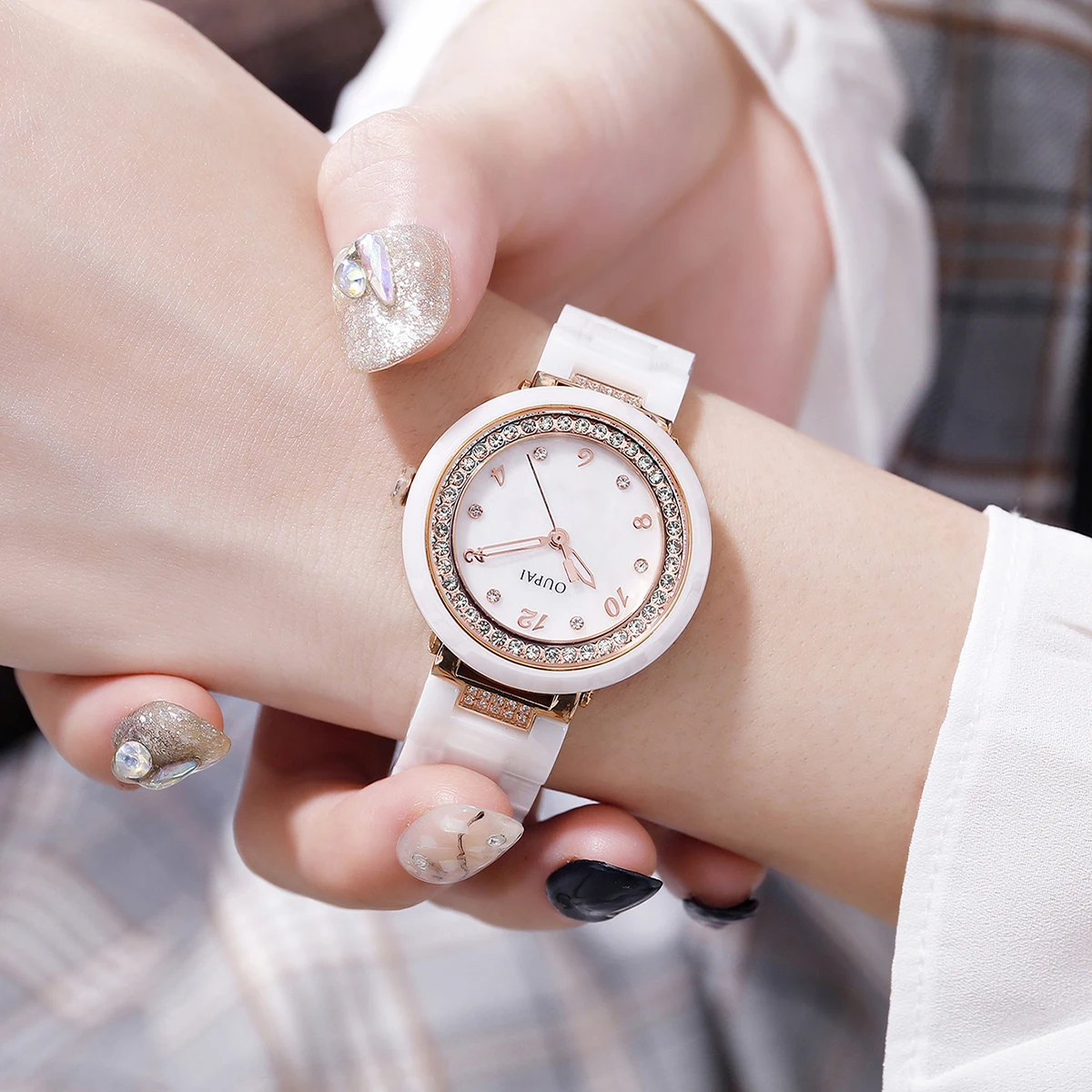 Oupai reloj elegante con correa de cerámica blanca de forma redonda, conjunto de cuarzo para mujer con diamantes y diamantes, reloj sencillo a la moda para mujer