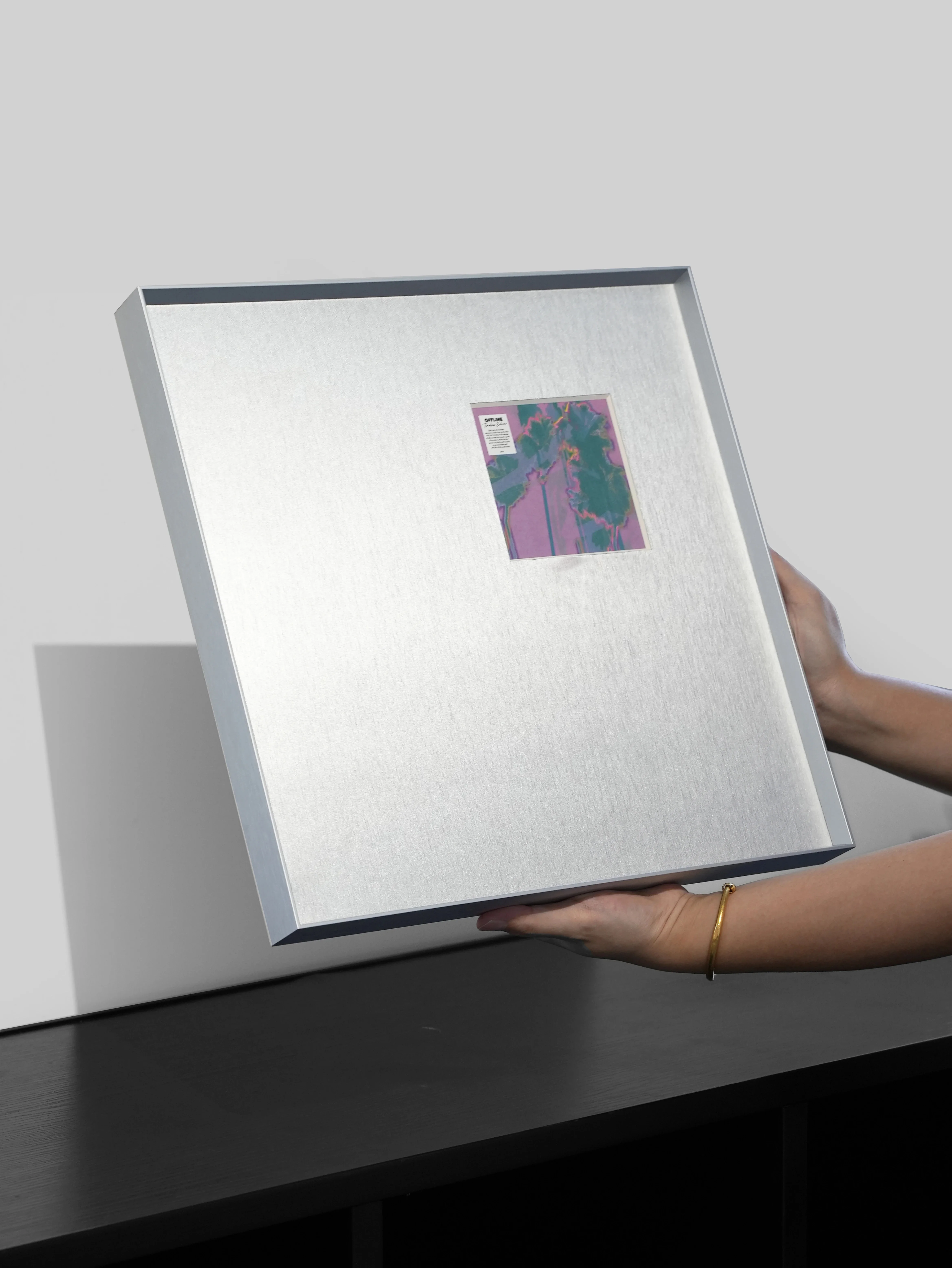 Silver Brushed Finish Wall-Mounted Photo Frame Luxury-Style Hotel Living Room Decoration Art Photographic Photos Are Displayed.
