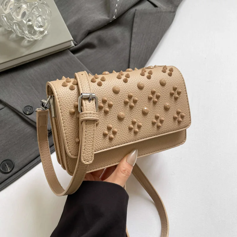 

Высококачественная текстурированная маленькая сумка, новая женская сумка, персонализированная дизайнерская сумка через плечо с заклепками, модная сумка-мессенджер с узором личи