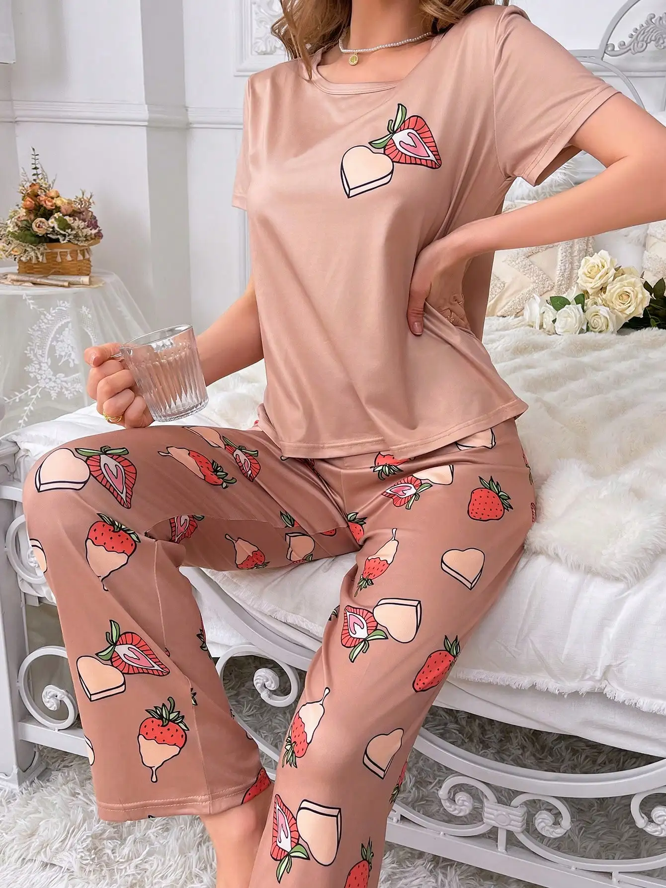 

Женский пижамный комплект с короткими рукавами и принтом клубники и сердечек