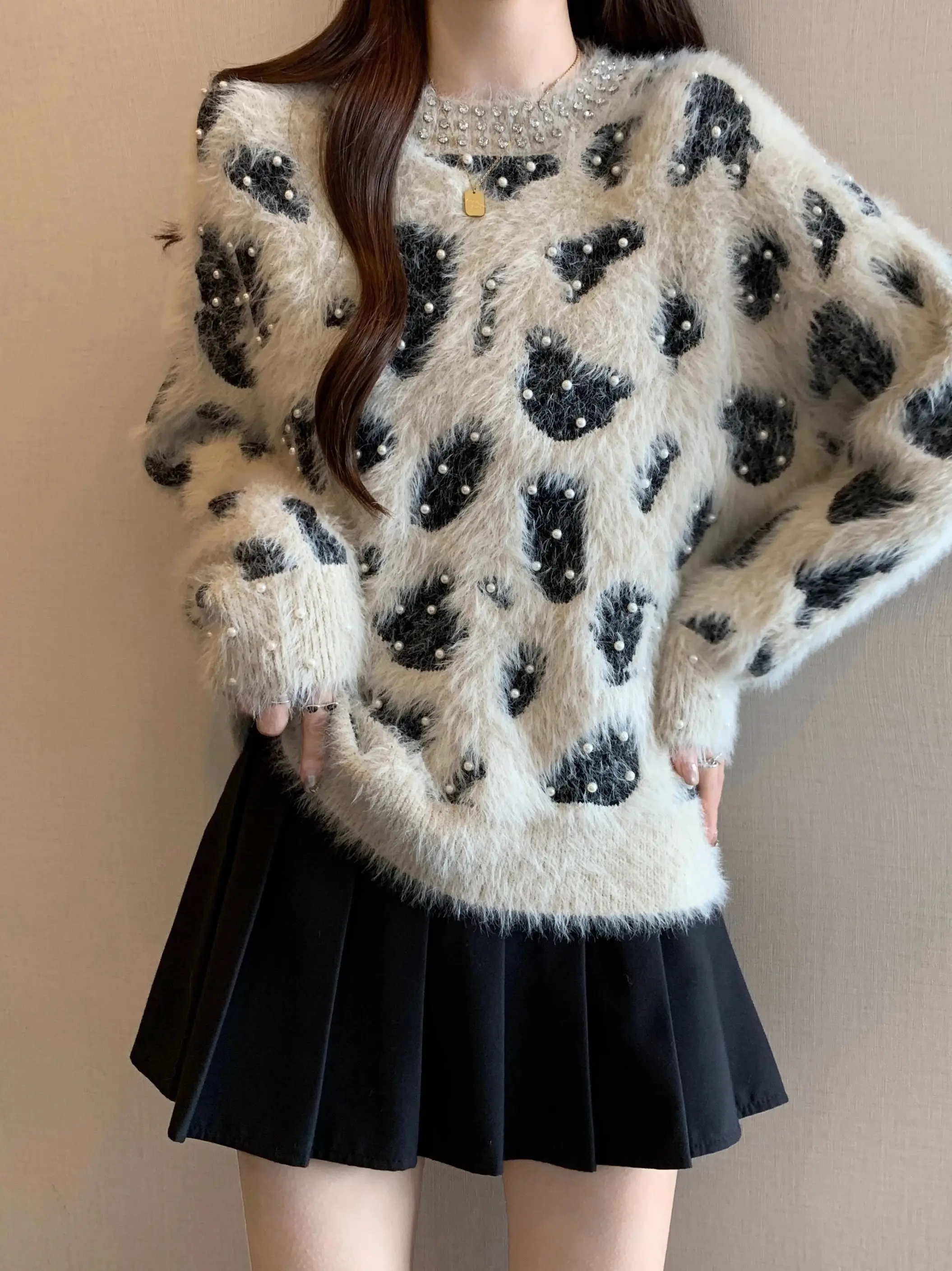 

2025 Autumn and Winter New Fashion Temperament Knitted Sweater Women's Slimming Fashion Top