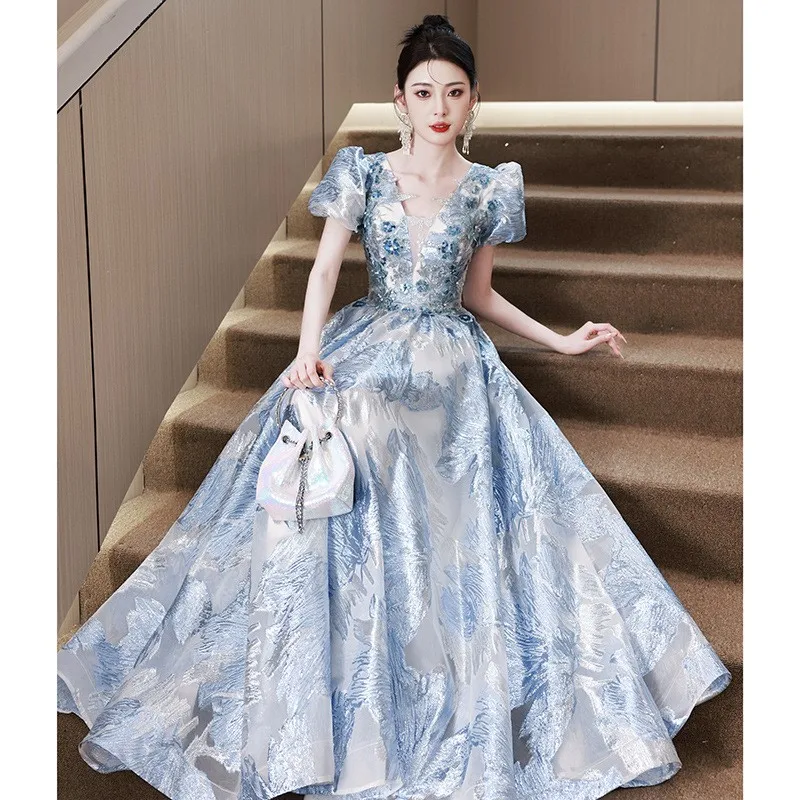 

A new elegant and high-end blue dress for the host of Sensory banquet