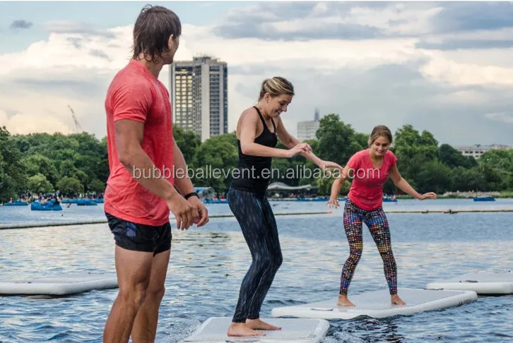 Tappetino gonfiabile per lo yoga dell'acqua galleggiante gonfiabile per il fitness pieghevole stuoie per lo yoga dell'acqua dell'acqua dell'acqua gonfiabile in vendita