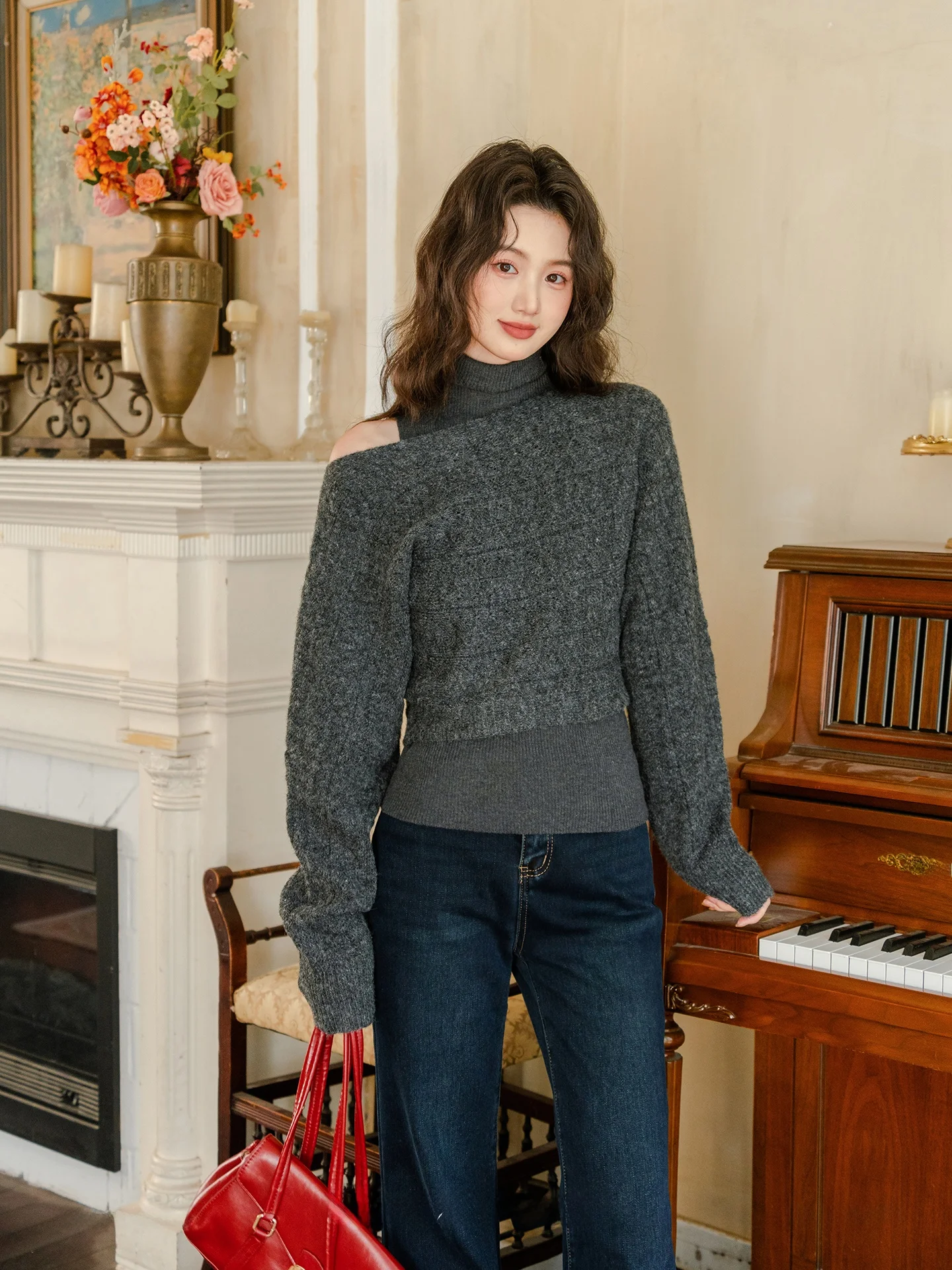 

Женский зимний комплект из двух предметов: вязаный свитер с высоким воротником и открытыми плечами, и повседневный вязаный топ из полиэфирного волокна