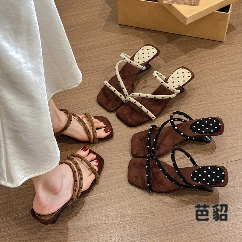 

Dot Patterned Chunky Heel Slippers for Women Summer 2026 New Stylish Comfortable Outdoor Wear High Quality Korean Style Sandals