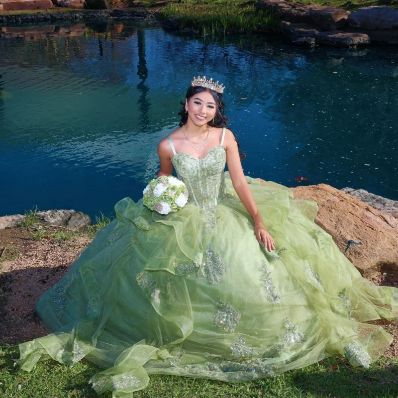 Maßgeschneiderte glänzende hellgrüne Quinceanera-Kleider aus der Schulter mit Paillettenapplikationen, Rüschen und Kristallen, Vestido De 15 Quinceanera