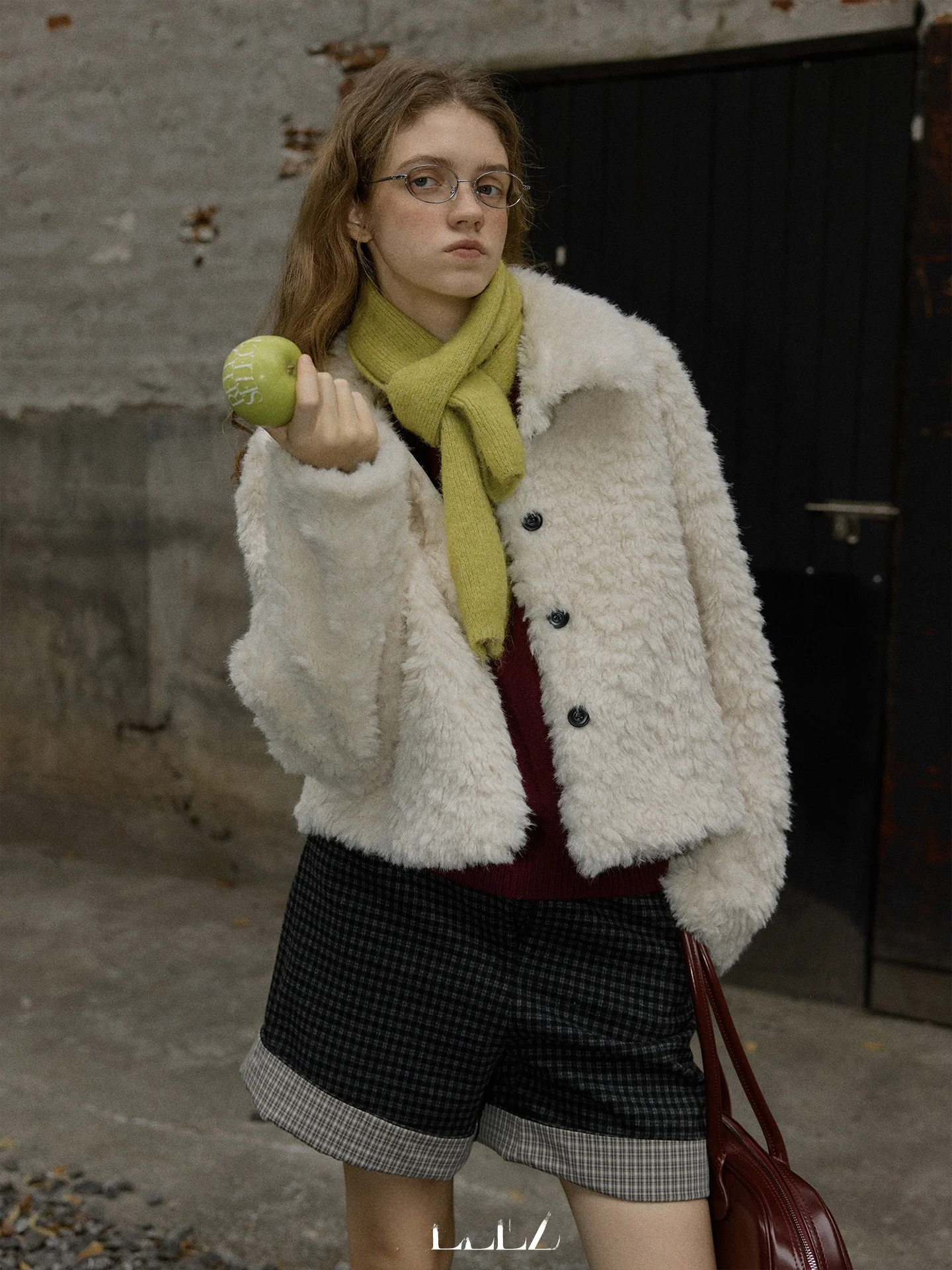 Jaqueta Feminina Casual de Couro com Forro de Pele, Manga Longa, Gola Dobrável e Fecho – Moda e Conforto para o Inverno