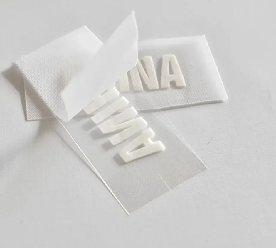 Maßgefertigte Marken-Etiketten aus Schaumstoff, Klare Geprägte Kleidungsaufkleber, Silikon-Logo-Wärmeübertragungsetiketten für Kleidung – Detail 6