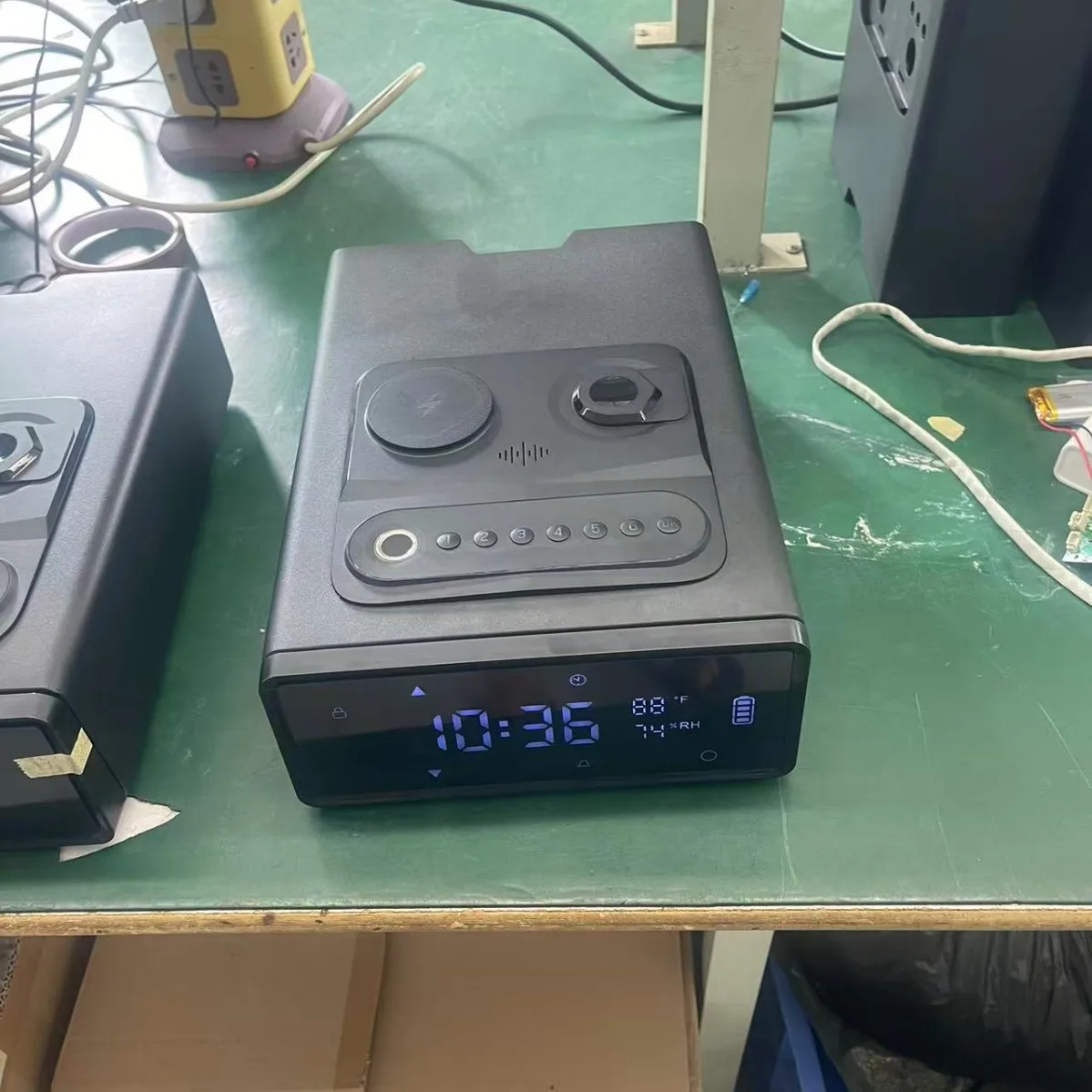 Cassaforte Nascosta per Armi con Impronta Digitale, Ricarica Wireless e Allarme per Telefono e Orologio