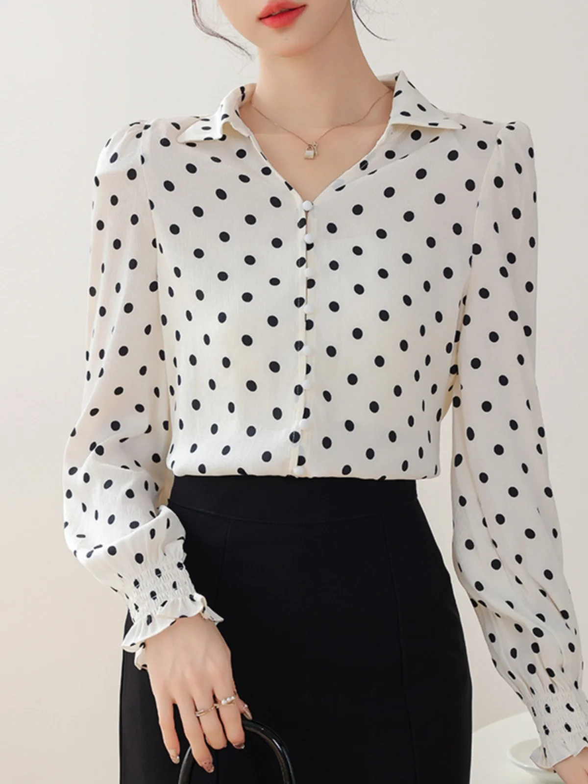 

Женская шифоновая блузка с длинным рукавом и V-образным вырезом, черно-белая в горошек, простой базовый слой, весна-осень, новинка, премиум-класс