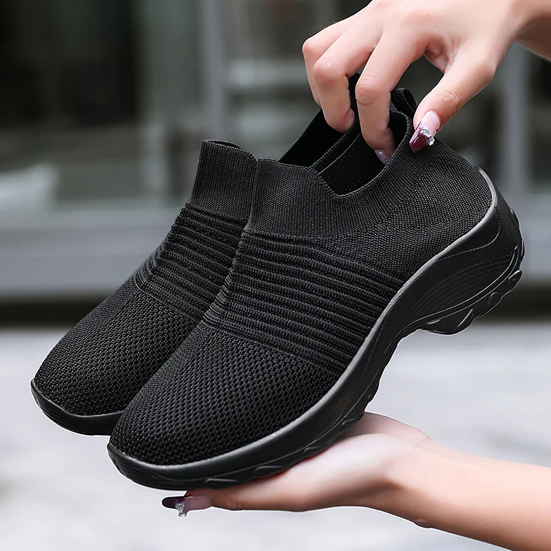 Zapatos deportivos de primavera para mujer, conjunto de calcetines, cojín de malla, zapatos informales elevados, zapatos perezosos para exteriores a la moda, novedad de 2024