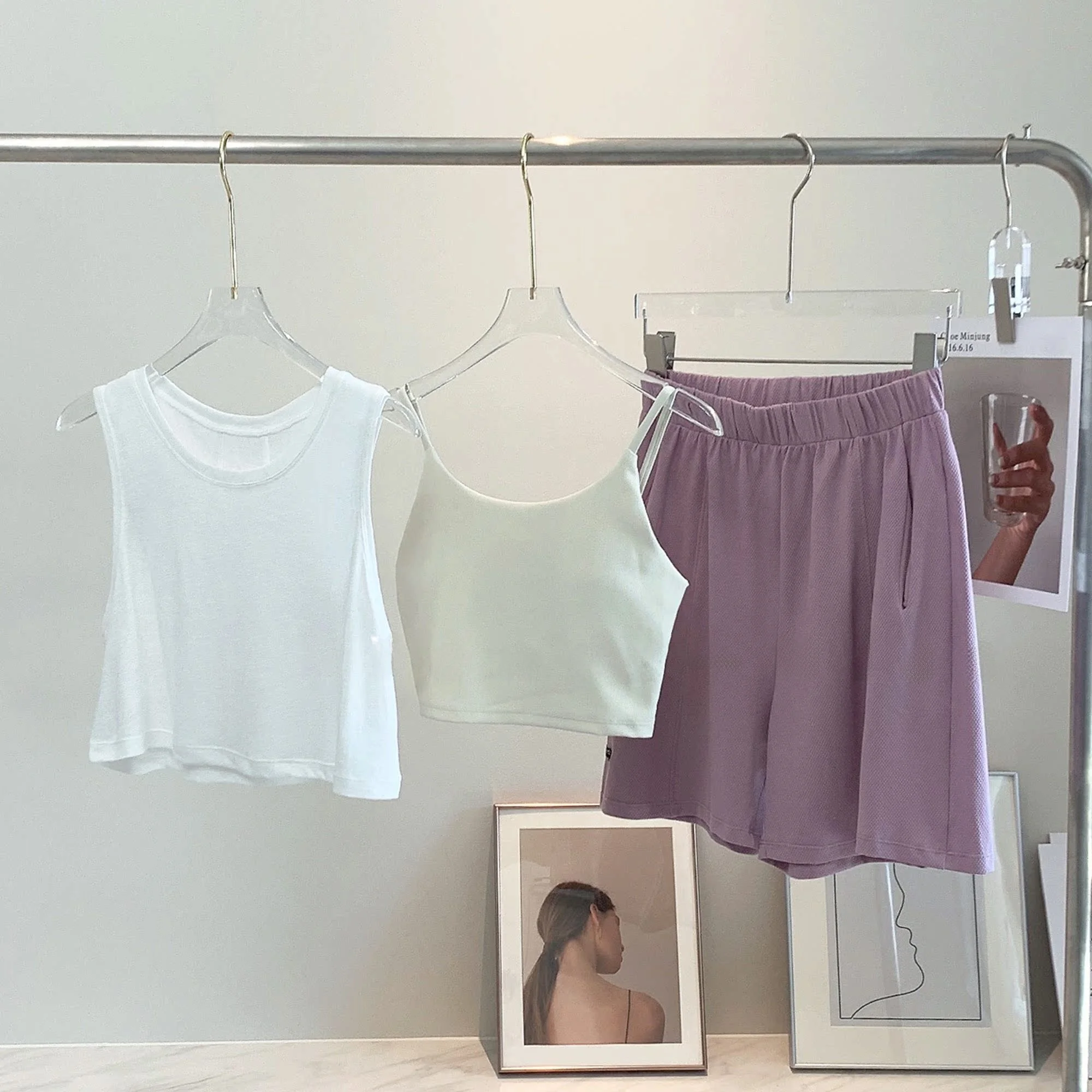 

Комплект для йоги: топ без бретелек, широкие шорты А-силуэта, утягивающие, с открытым животом, и накидка для йоги. Повседневный летний модный женский комплект.