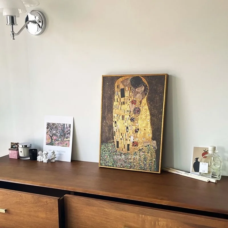 

Картина на холсте без рамы Kiss Literary Niche: очень красивое безрамное полотно, идеально подходит для декора стены за диваном, прихожей и входной зоны.