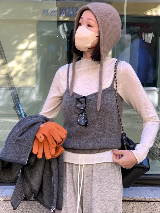 

Элегантный шерстяной вязаный комплект из двух предметов: модный топ на бретельках и брюки из высококачественной шерстяной смеси с эффектом шелка