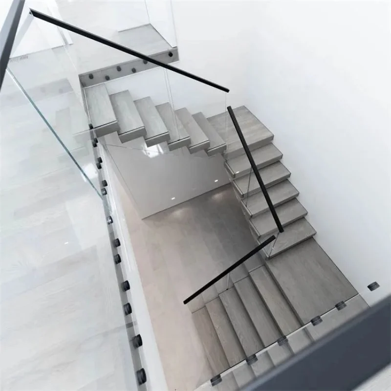 

Современная прямая лестница для помещений с прозрачными стеклянными перилами и ступенями из массива дерева, для использования в квартирах.