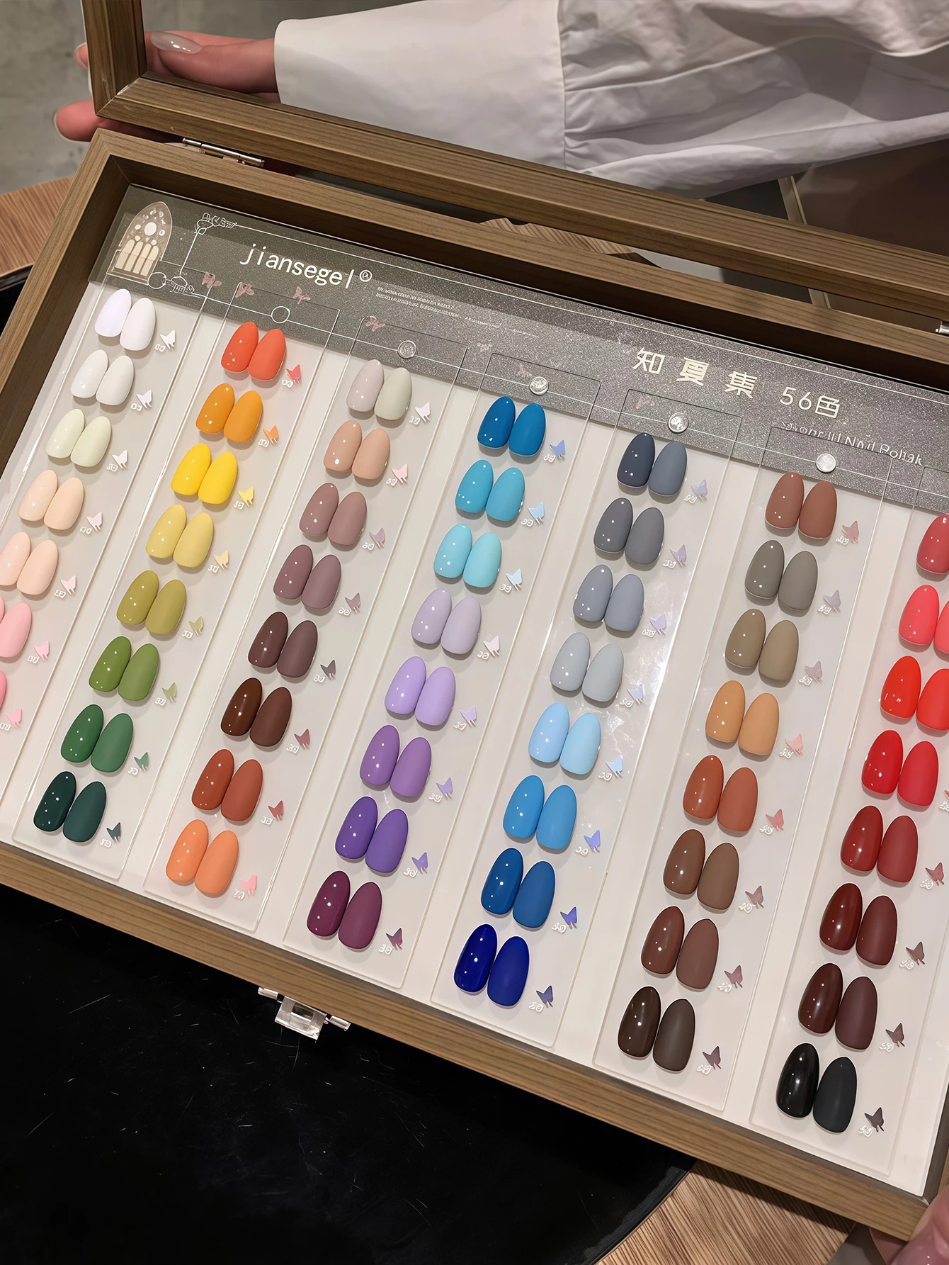 Ensemble de vernis à ongles de couleur unie 56 couleurs 15ml, vernis à ongles gel UV/LED amovible, comprend un nuancier, un ensemble d'art d'ongle d'été pour le bricolage