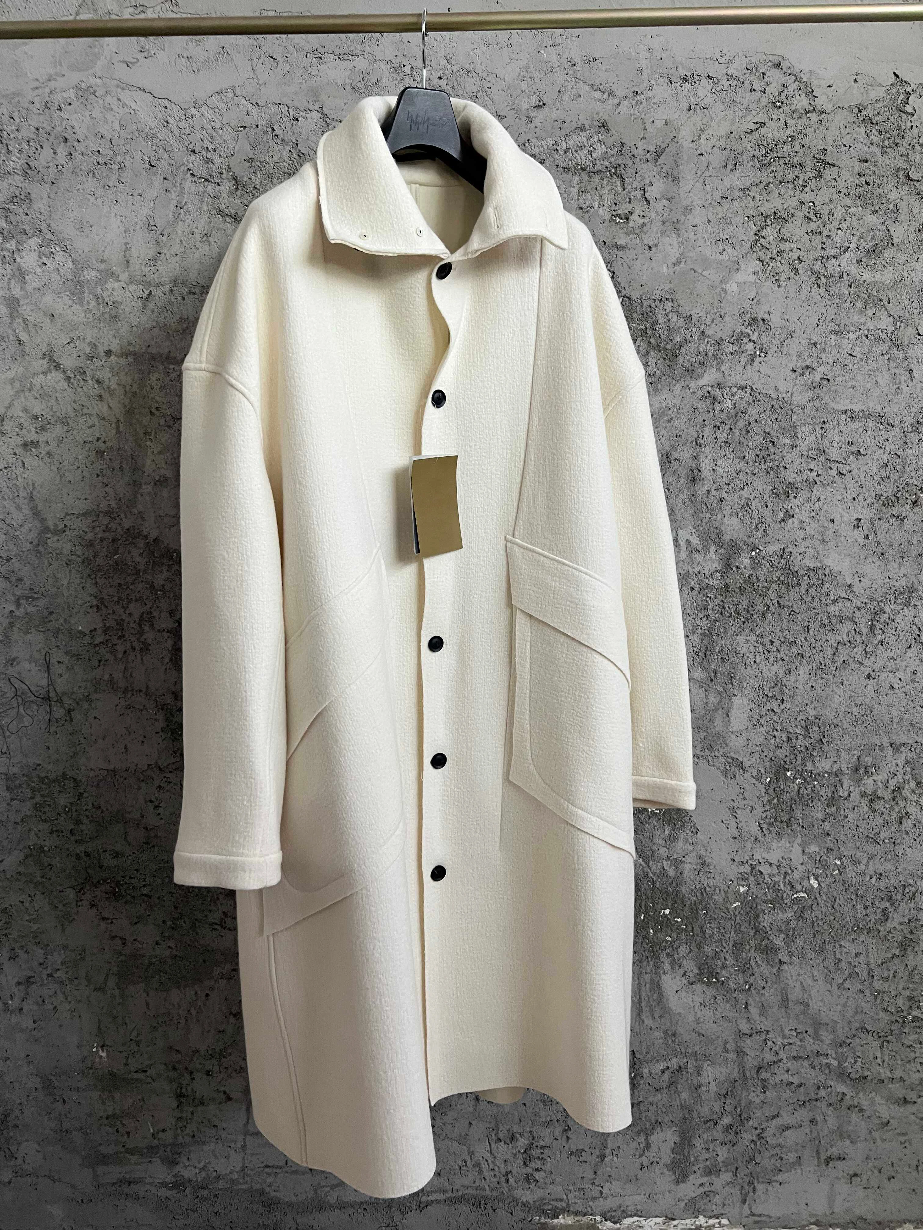 

TOP-YAMAMOTO black and white lapel wool coat for winter men, with a knee-length design that exudes a unique and elegant charm