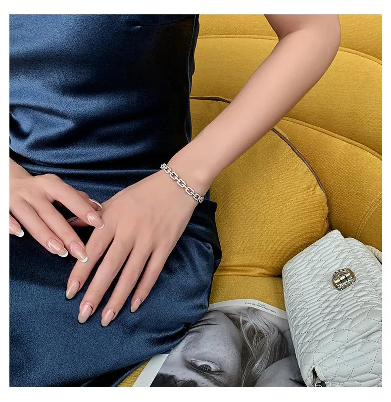 Luxuriöses, mit Mikro-Zirkonen besetztes, 18K vergoldetes Metall-Armband, elegantes Accessoire für Damen, trendiger Schmuck für Weihnachtsfeiern. – Detail 12